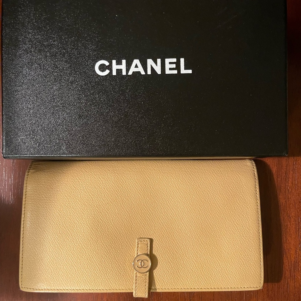CHANEL💛 CC Logo Bifold Wallet